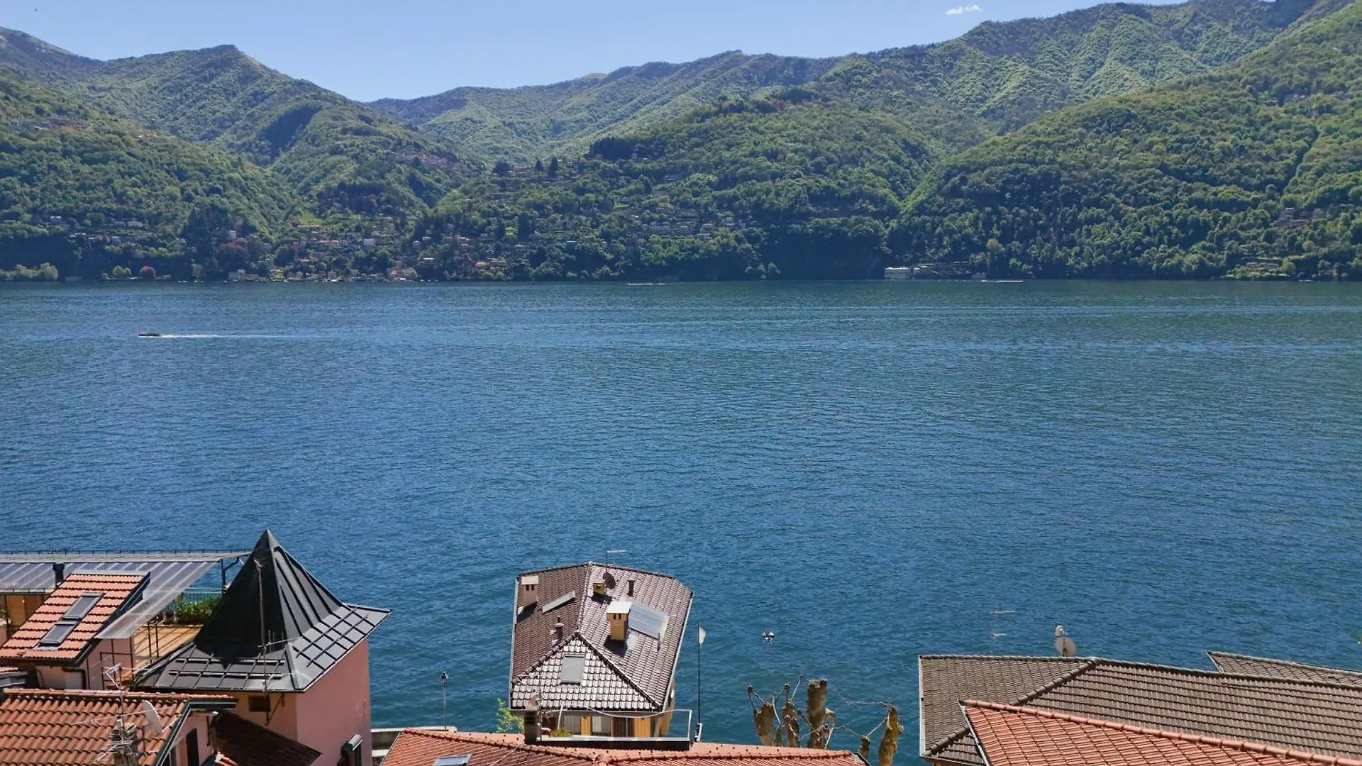 In The Historic Village - Riva Lago 10 Carate Urio 0*,  Itália